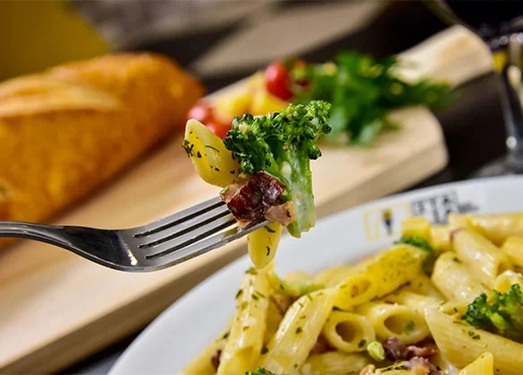 Macarrão ao molho pesto